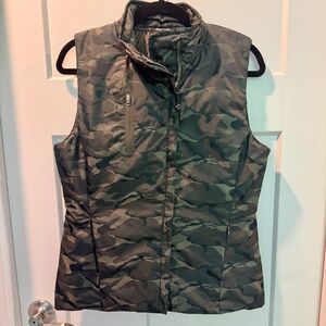 SHAPE Women's camo puffer vest, M, NWOT
